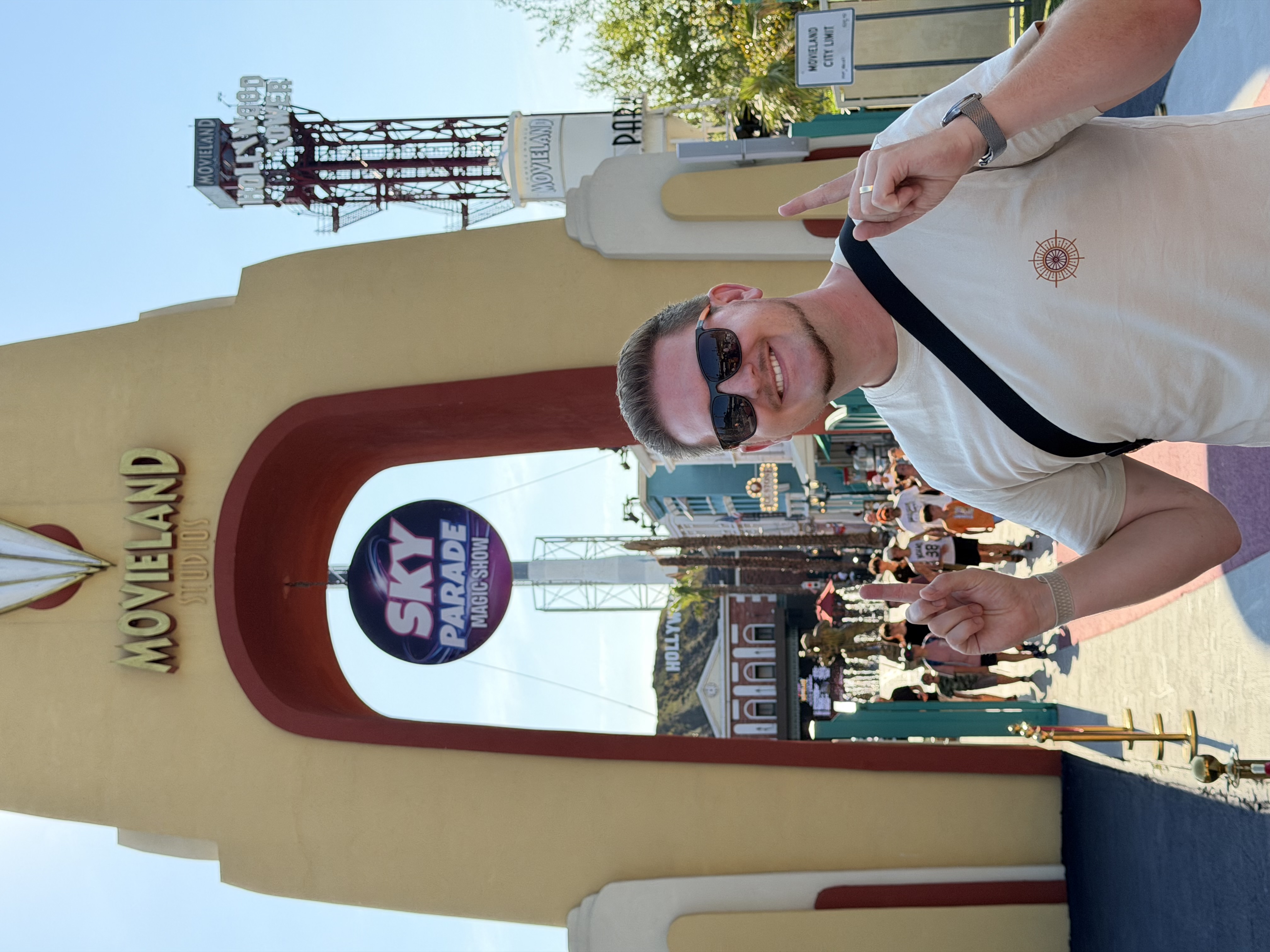 Flo vor Movieland Freizeitpark