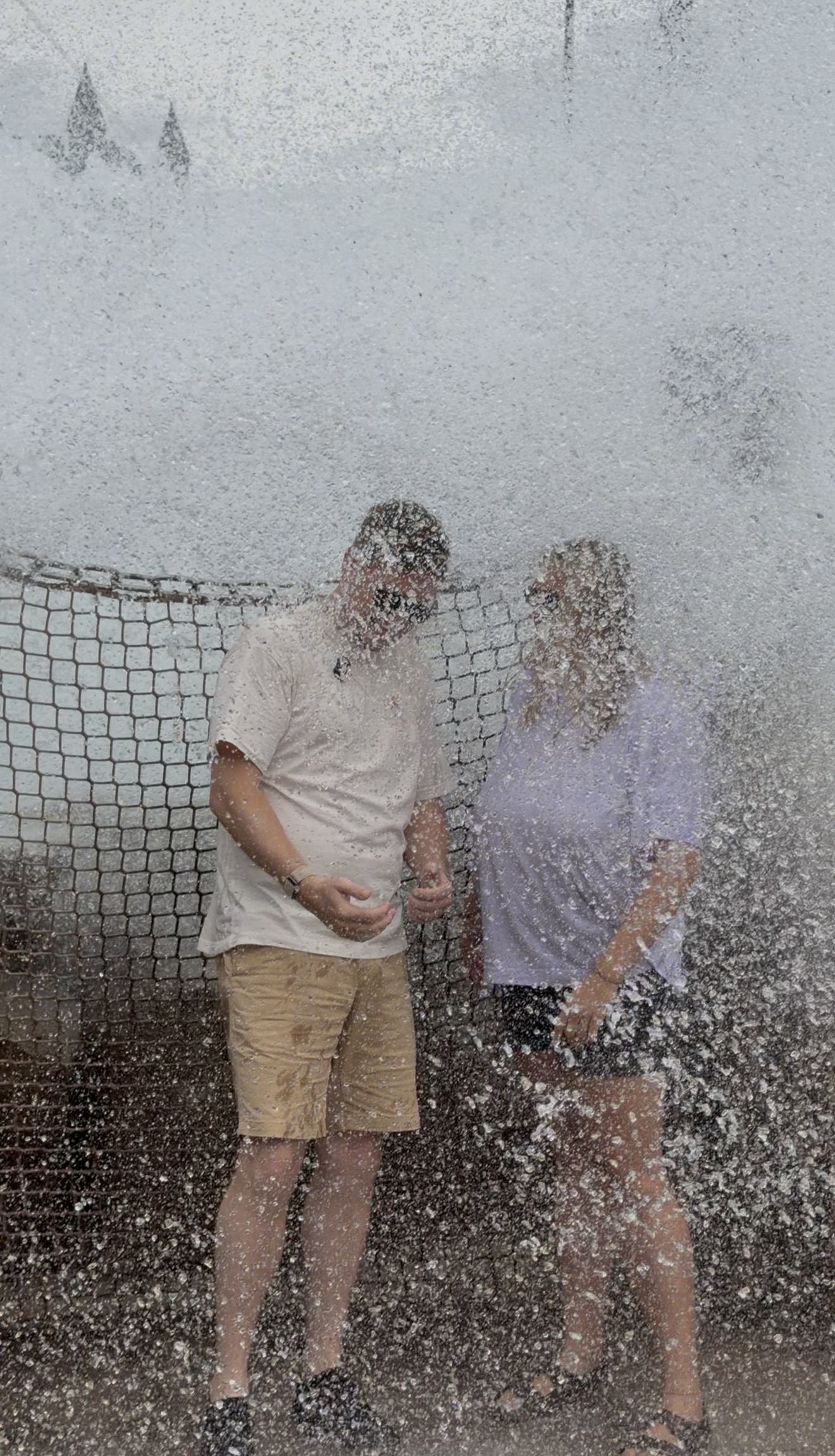 Cindy und Flo im europa park atlantica Dusche